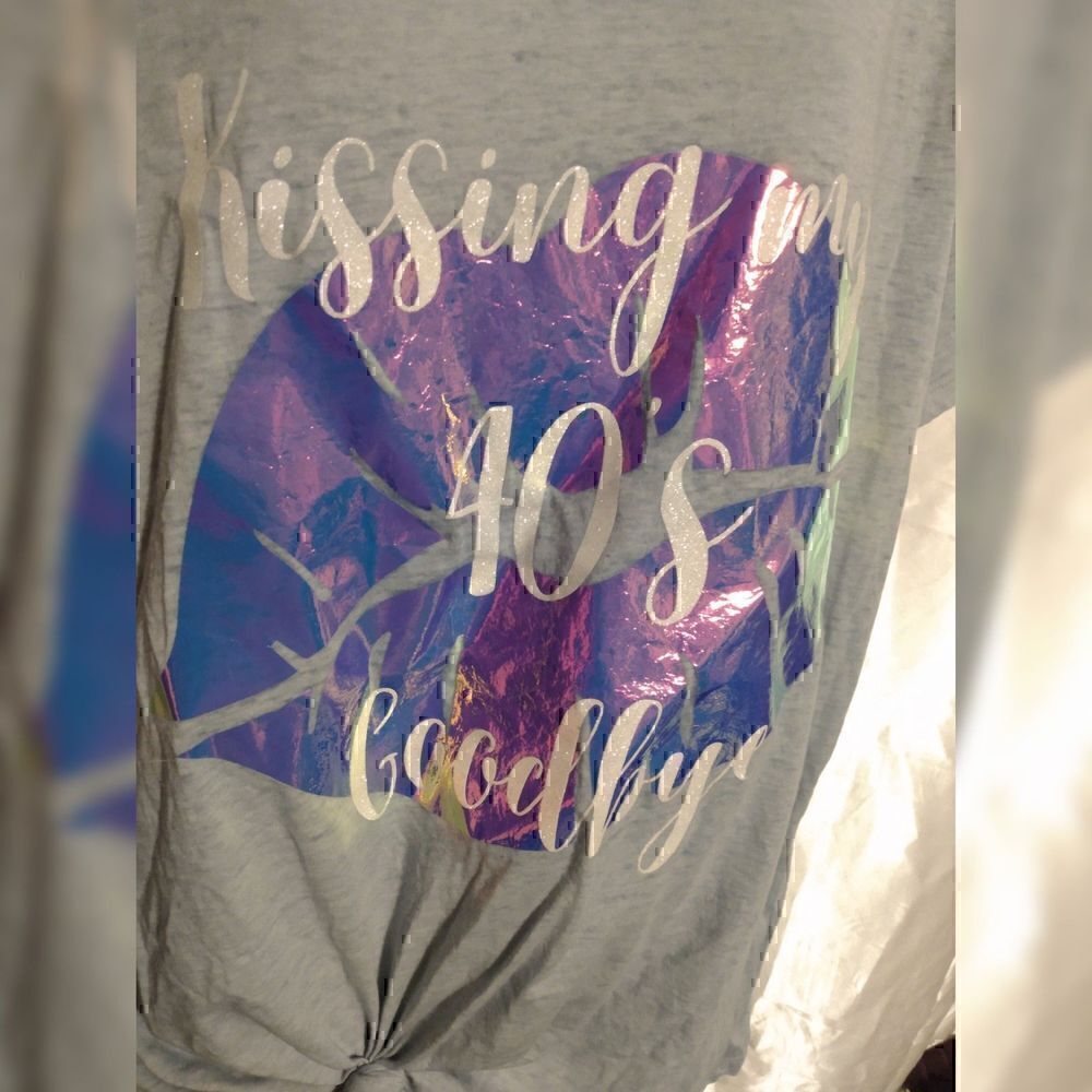 Kissing my 40s Goodbye V-Neck Baby Blue Screen Print Foil Lip T-shirt XL - Picture 2 of 3